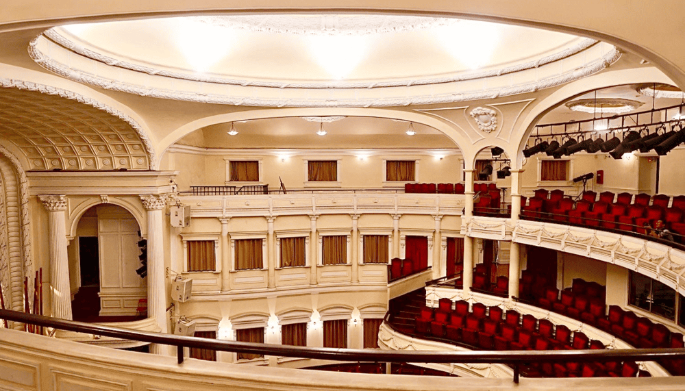 With its unique stage design, the audience can fully enjoy the most authentic performances (Source: Fanpage Nhà hát Thành phố)